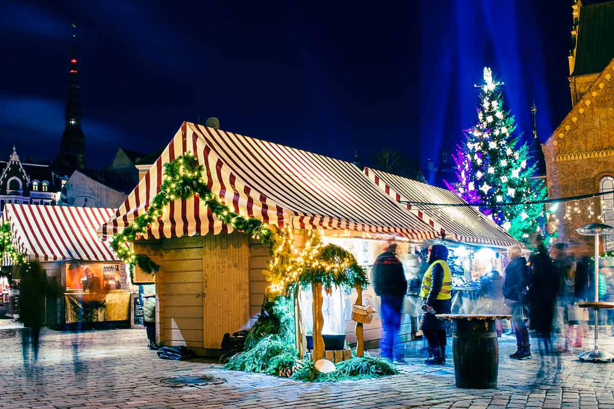 vendors-christmas-tree-riga-christmas-market-1200pxWide